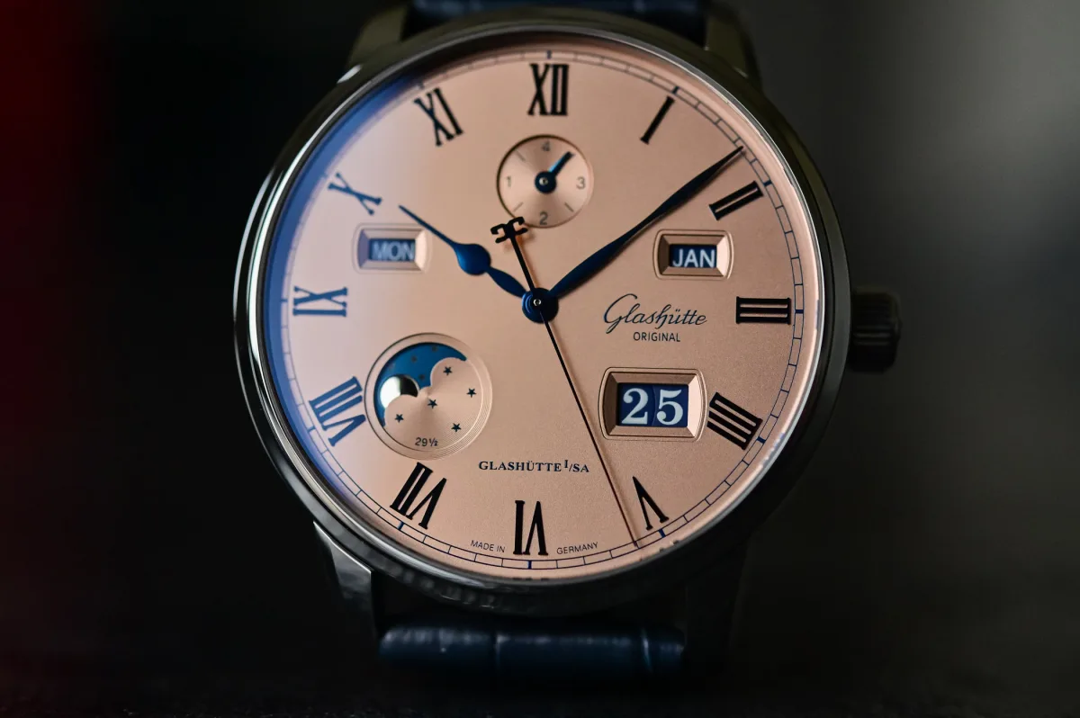 Calendar functions on the dial
