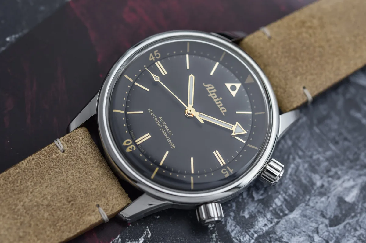 Alpina Seastrong Diver 300 Heritage with dual crowns and mesh pattern