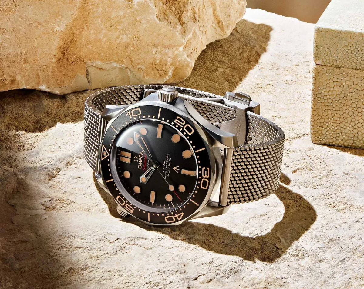 OMEGA Seamaster with military design in No Time To Die.