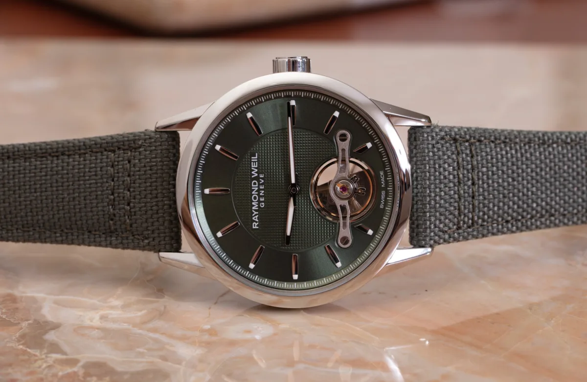 Polished steel case of Raymond Weil Freelancer RW1212