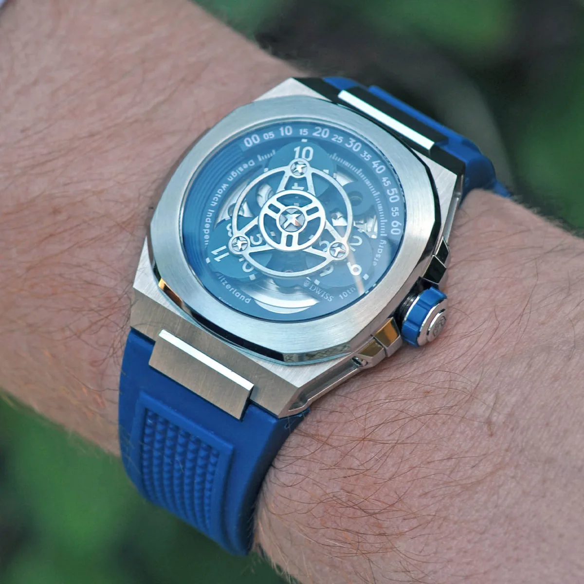 DWISS M3W Wandering Hour watch showing time indication
