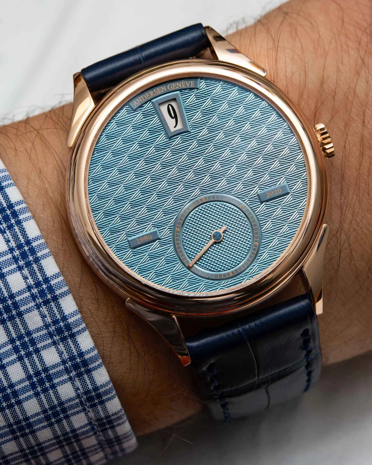 Polished crown of Andersen Geneve Jumping Hours watch.