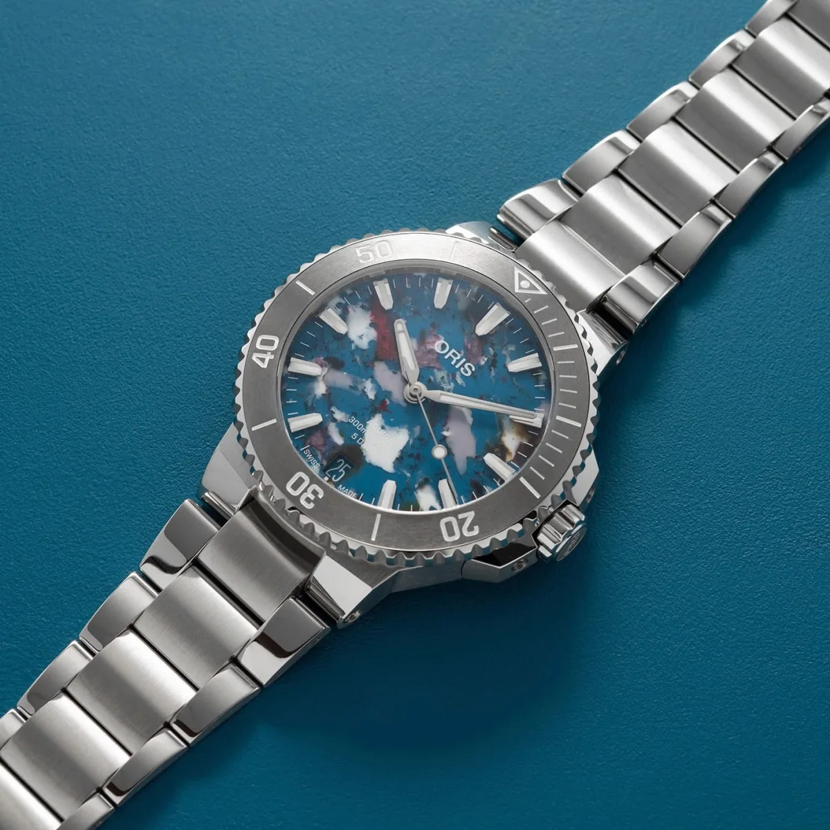 Oris Aquis Date Calibre 400 43.5mm with blue dial