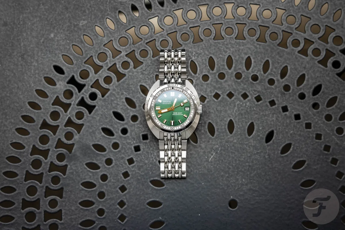 Detailed view of Doxa Sub 200T watch components