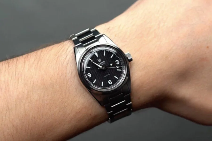 Lorier Falcon III's bracelet with flat links and vintage dial.