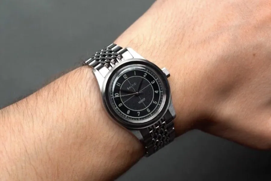 Baltic HMS 002's vintage-inspired dial and case design.