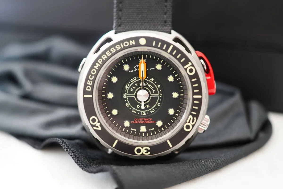 Singer DiveTrack chronograph with innovative design