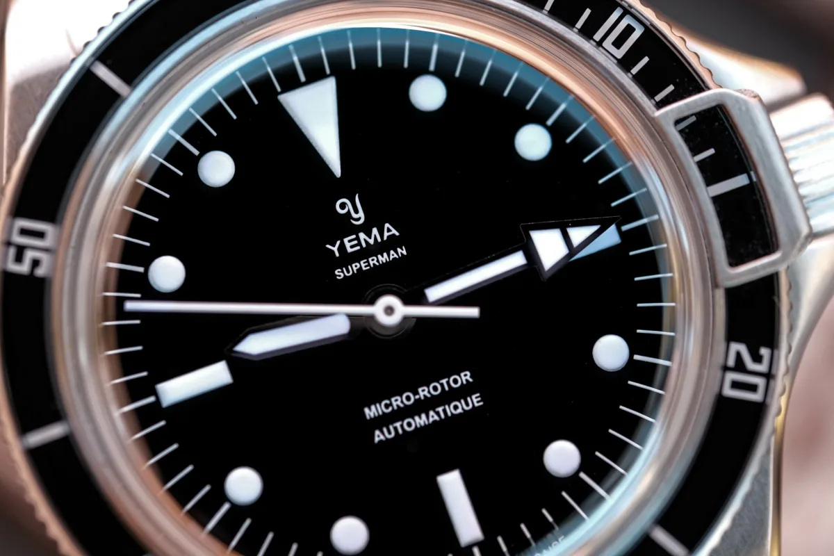Close-up of Yema Superman Slim bezel-locking device