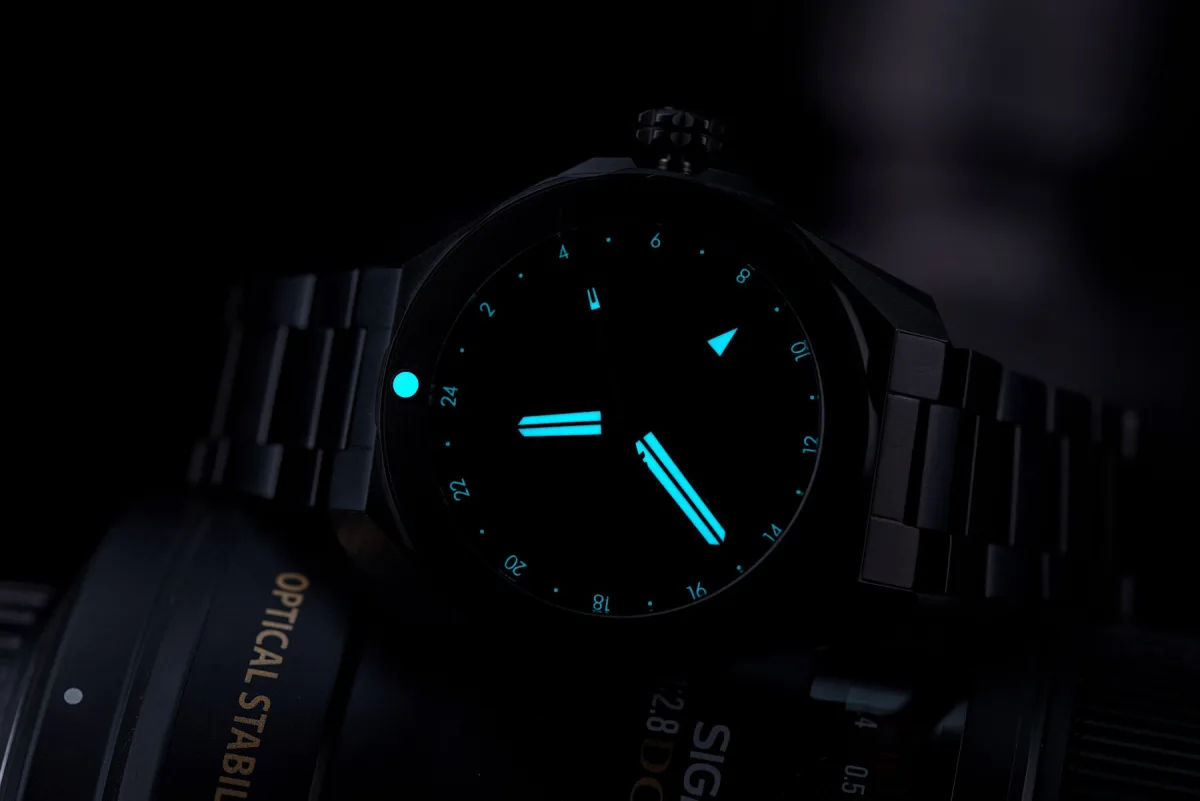 Boldr Odyssey Black Dragonfish bezel and case details