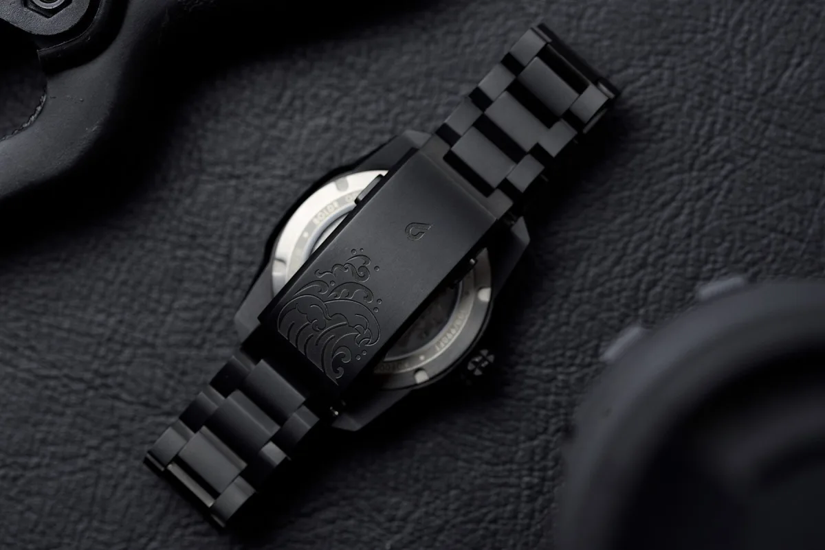 Miyota 9075 movement with Boldr's dragonfish image on case back