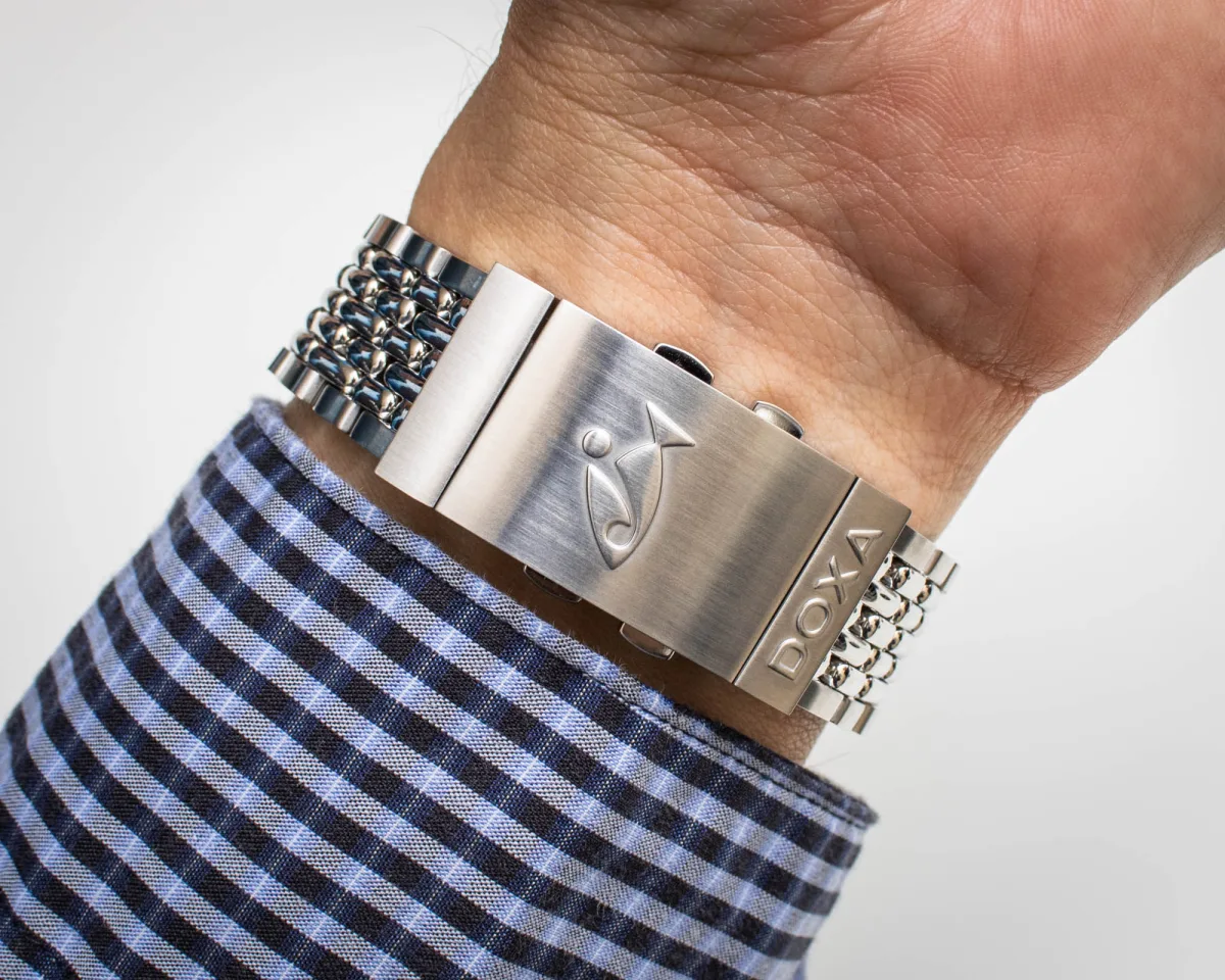Doxa SUB 200T bracelet clasp detail