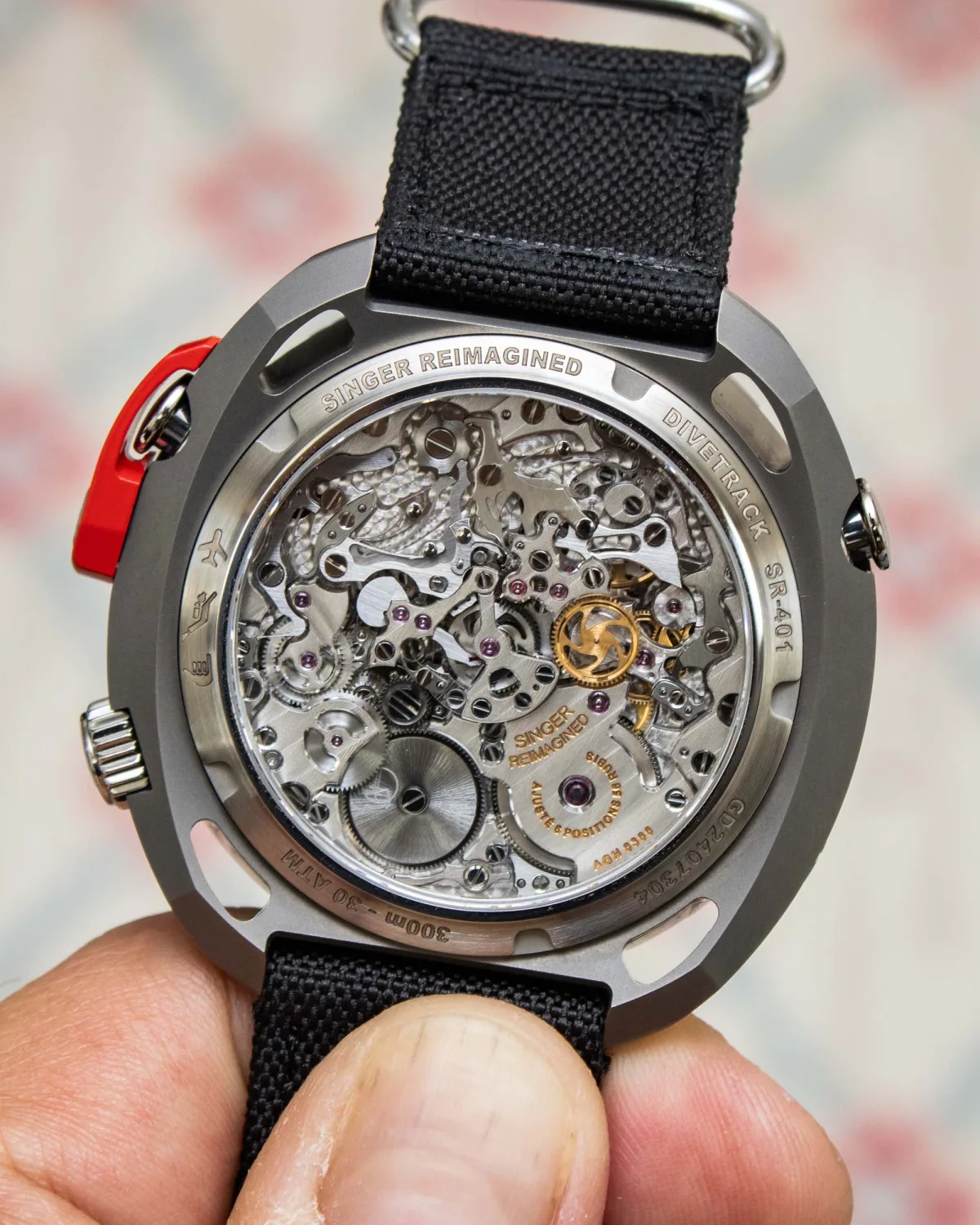 Singer Divetrack's textile and rubber straps