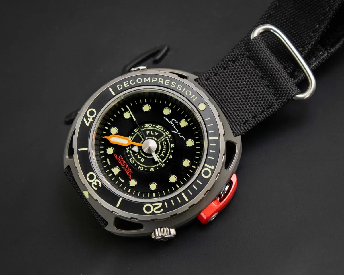 Side view of the Singer Divetrack sandwich case design