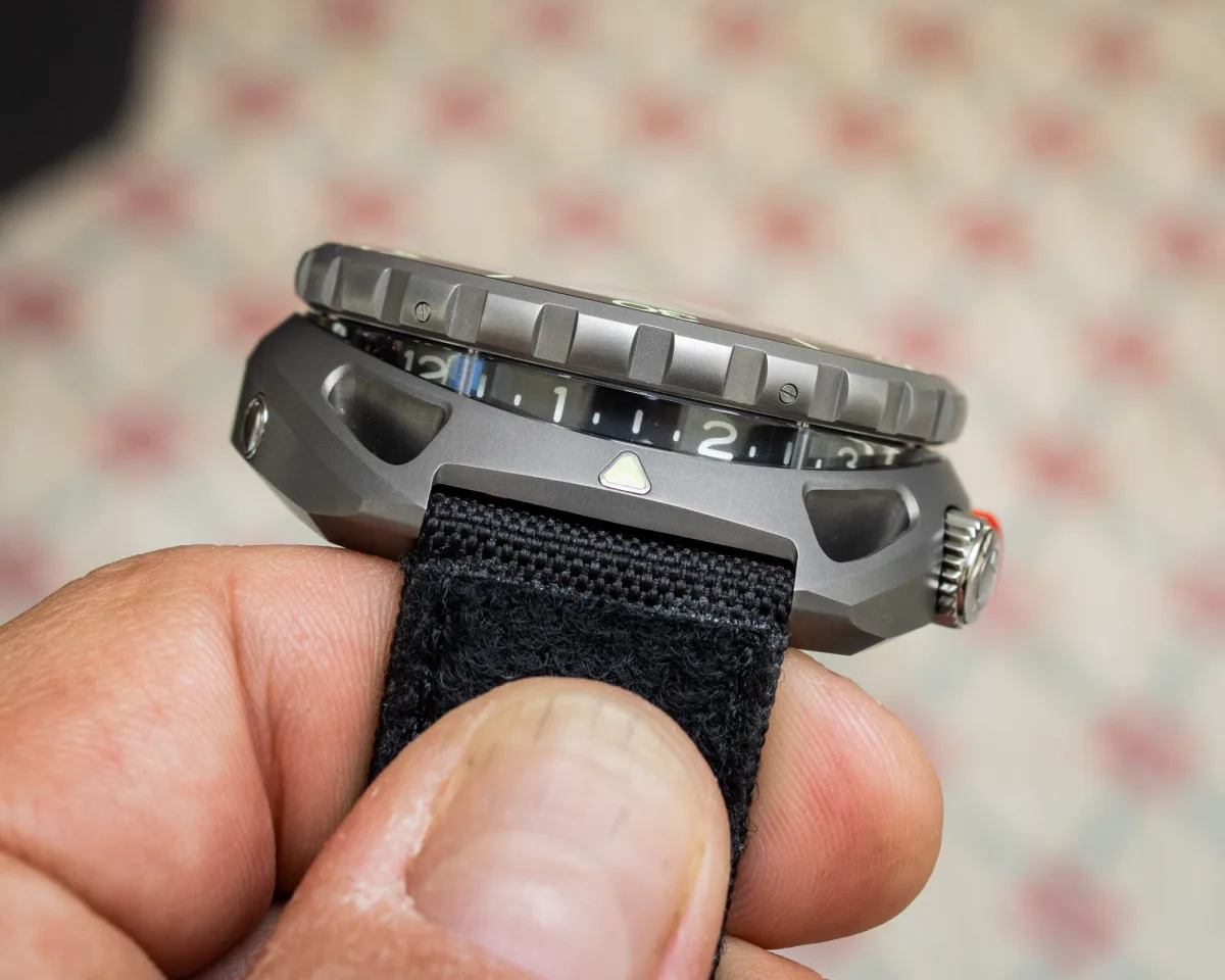 Singer Divetrack bezel and sapphire crystal detail