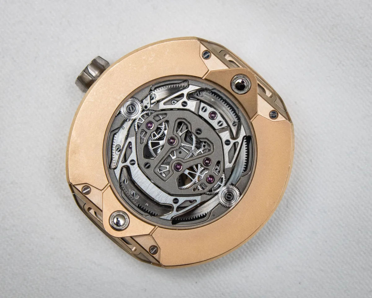 Symmetrical movement of Vanguart Orb watch