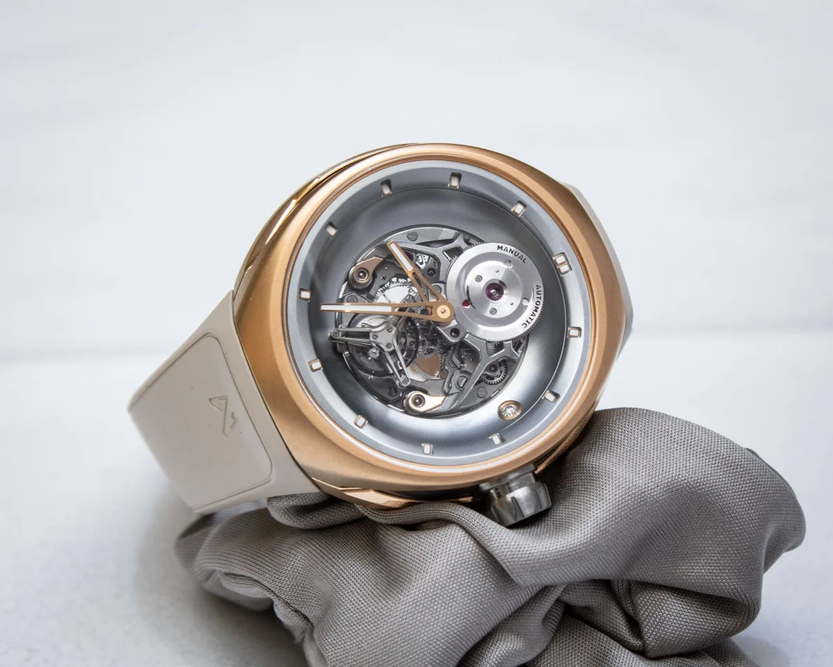 Multifunction crown of Vanguart Orb watch