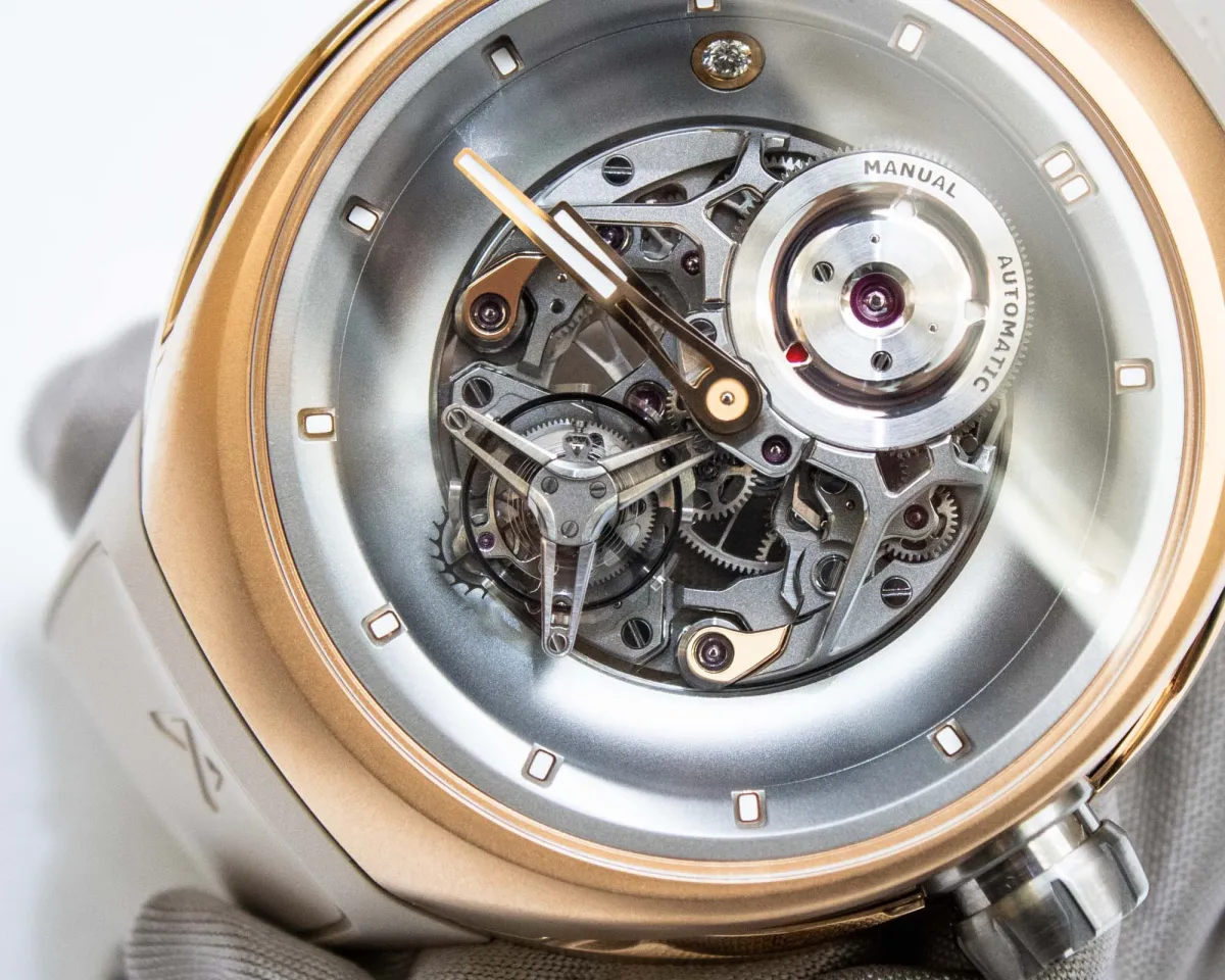 Caseback of Vanguart Orb with quick-release buttons
