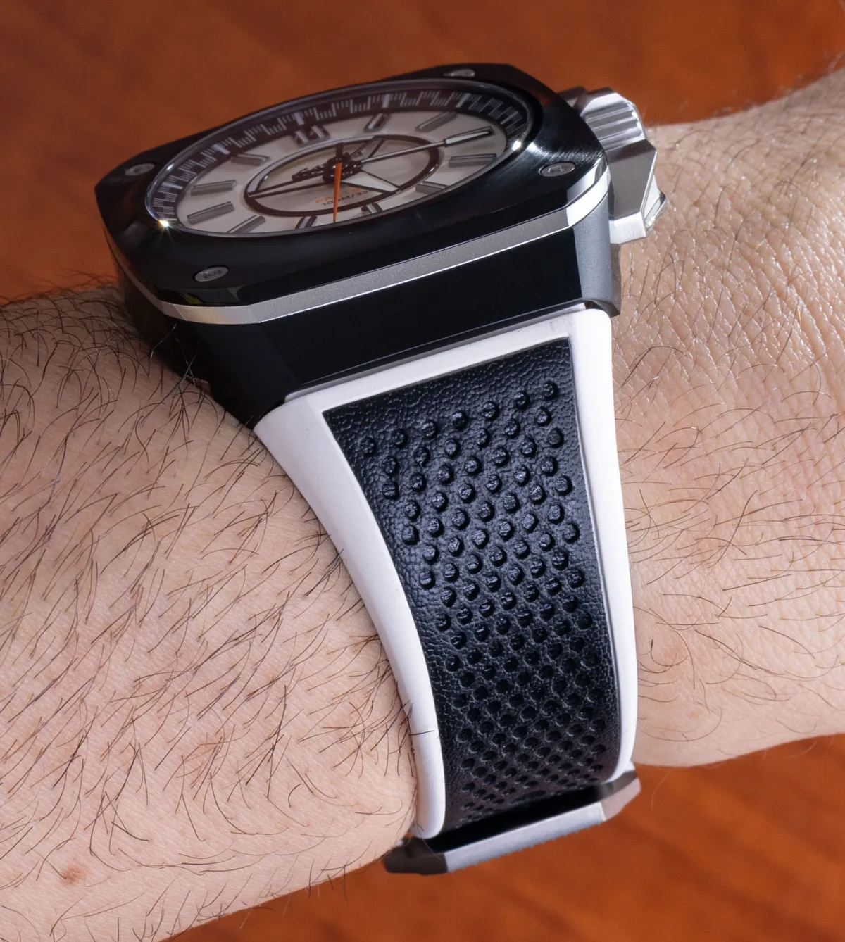 Back view showing Gorilla Fastback Touring Aurelia movement