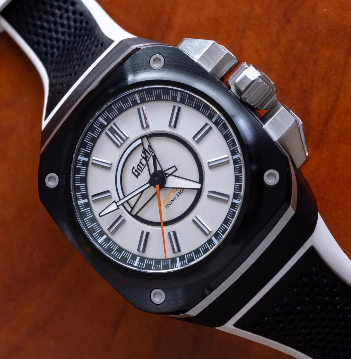 Gorilla Fastback Touring Aurelia on wrist