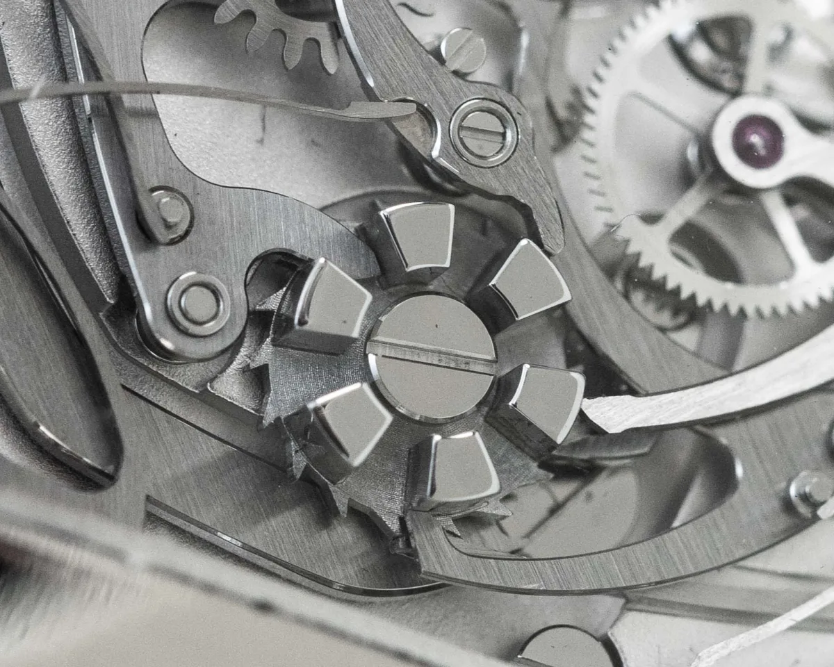 Hand-finished edges of the movement