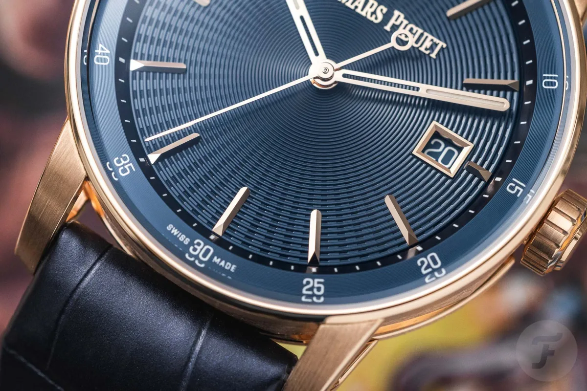 Back view showing the automatic caliber 5900