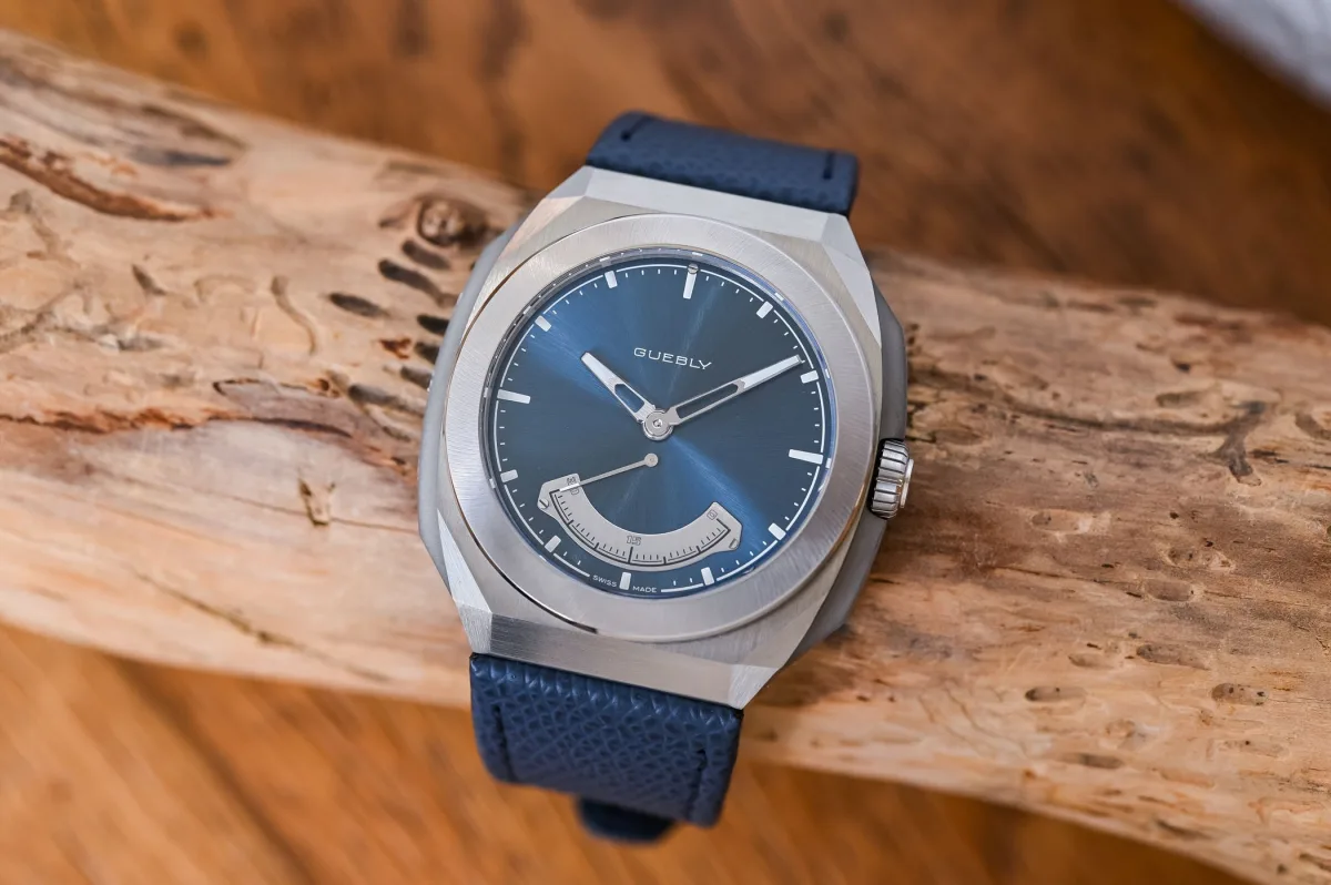 Guebly Chapitre 1 with angular titanium case