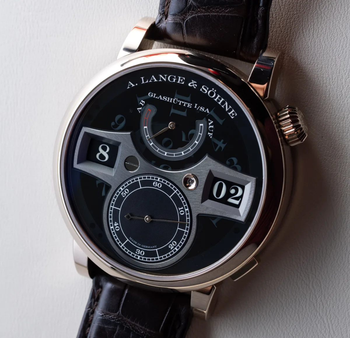 Detailed look at Zeitwerk Honeygold Lumen sapphire case back