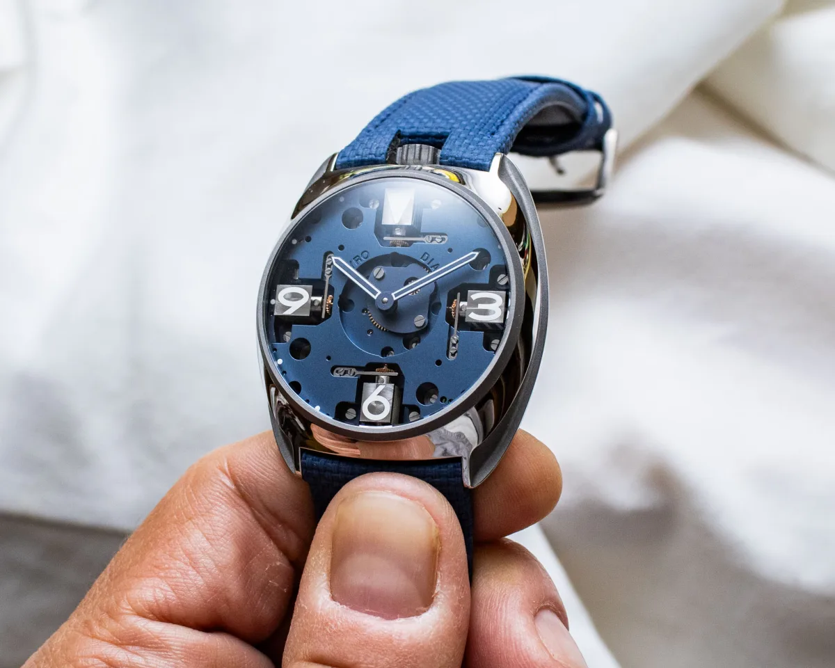 Close-up of Byrne Gyro Dial MECA's case design