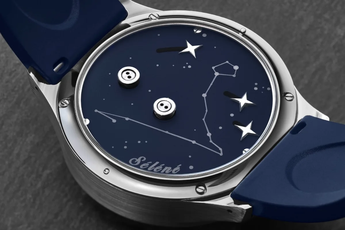 Animated constellation pattern on Séléné case back