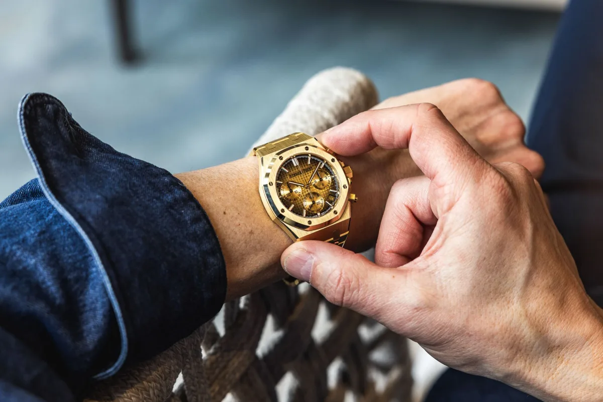 Side view of Audemars Piguet Royal Oak with yellow gold bracelet