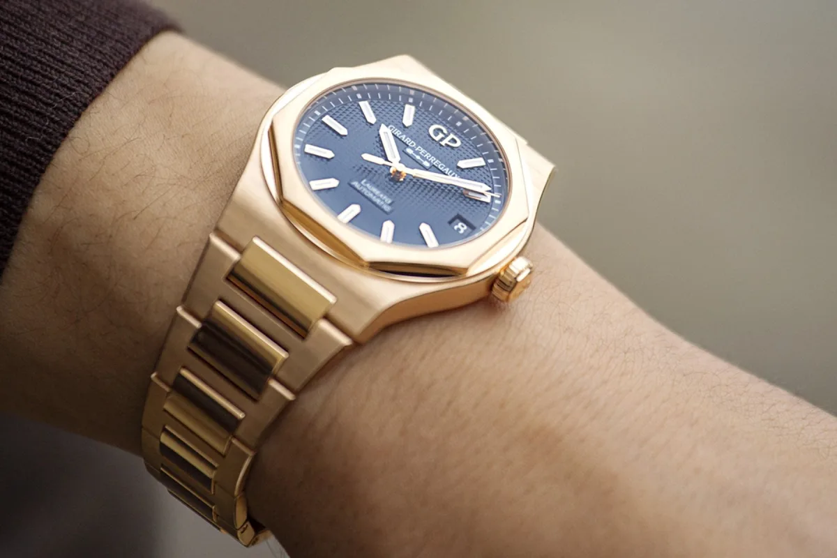 Girard-Perregaux Laureato 42mm Ultramarine Blue with leather strap