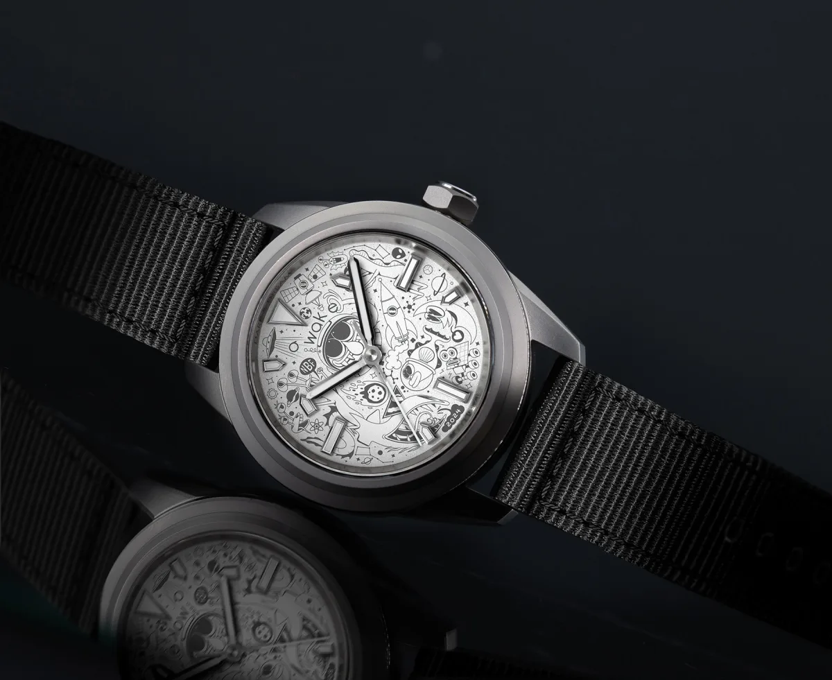 Alien characters on the Awake 01 Titane Dare & Dream dial