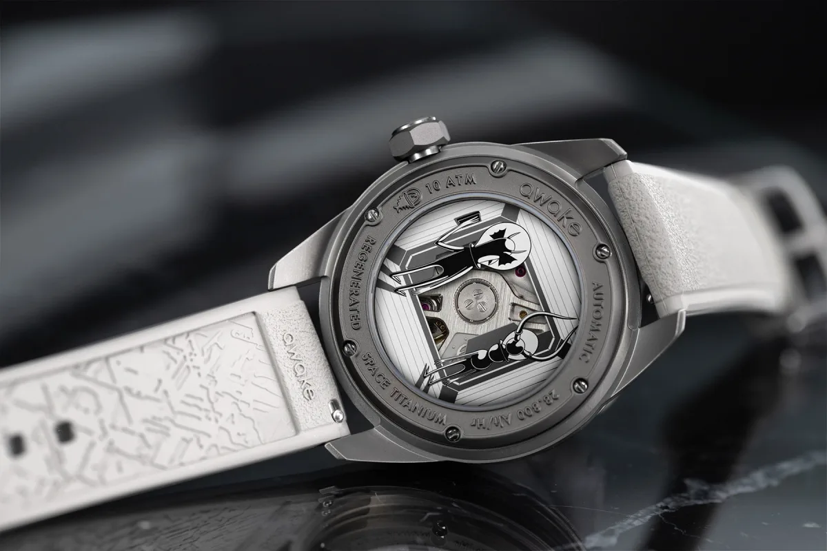 Super-LumiNova glow on the Awake 01 Titane Dare & Dream