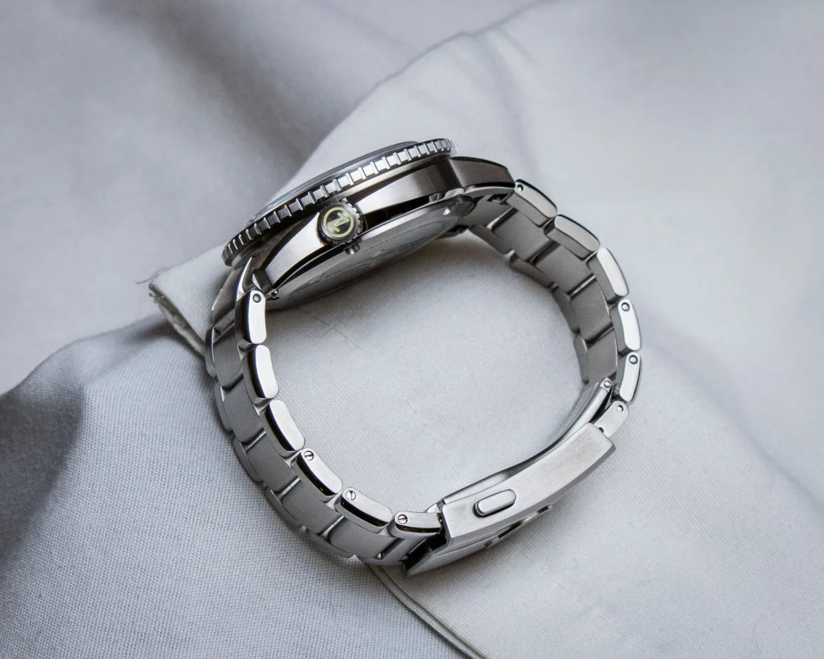 Zelos Mako 300m GMT watch lug detail
