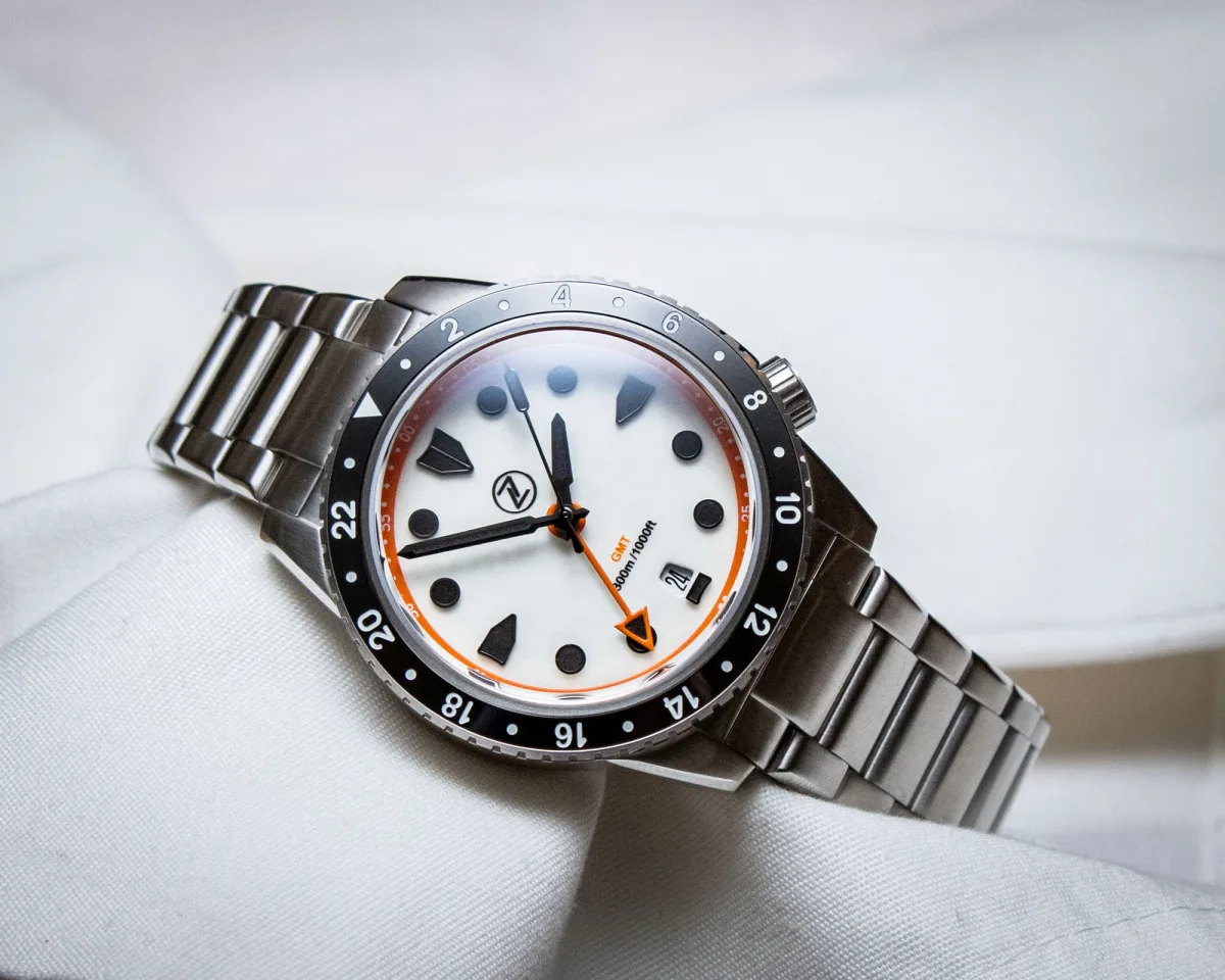 Zelos Mako 300m GMT bracelet view