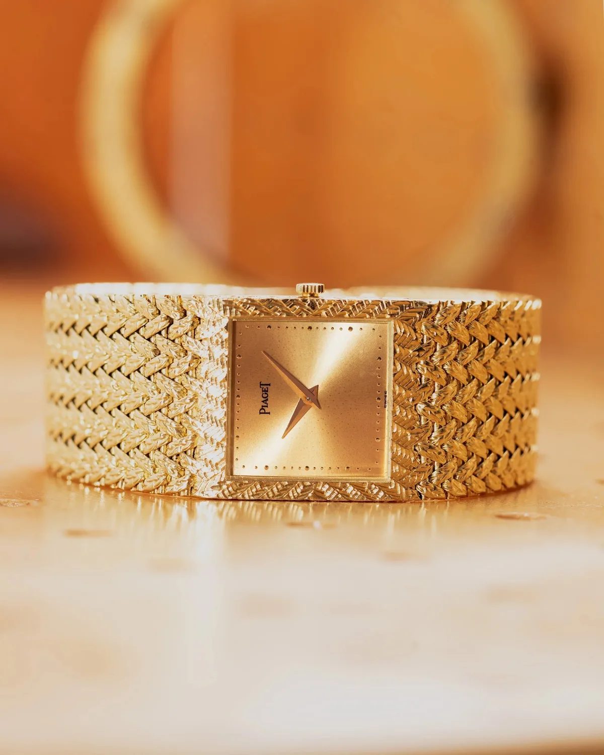 Piaget Black Tie Emperador gold bracelet detail
