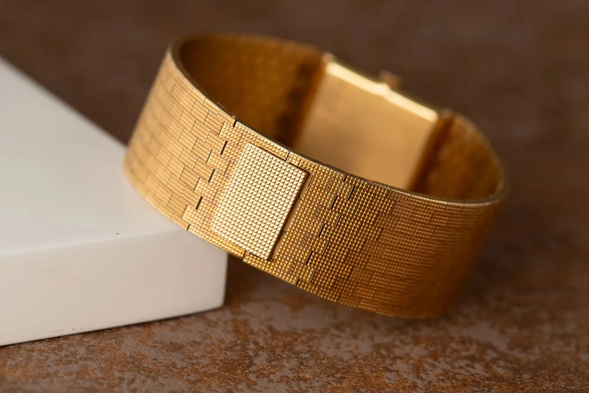 Piaget ref. 9131 with hobnail pattern
