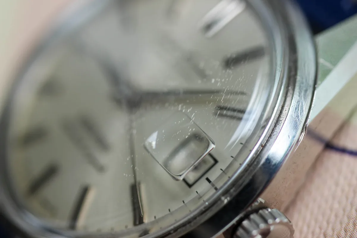 Close-up of Seiko Cronos date magnifier