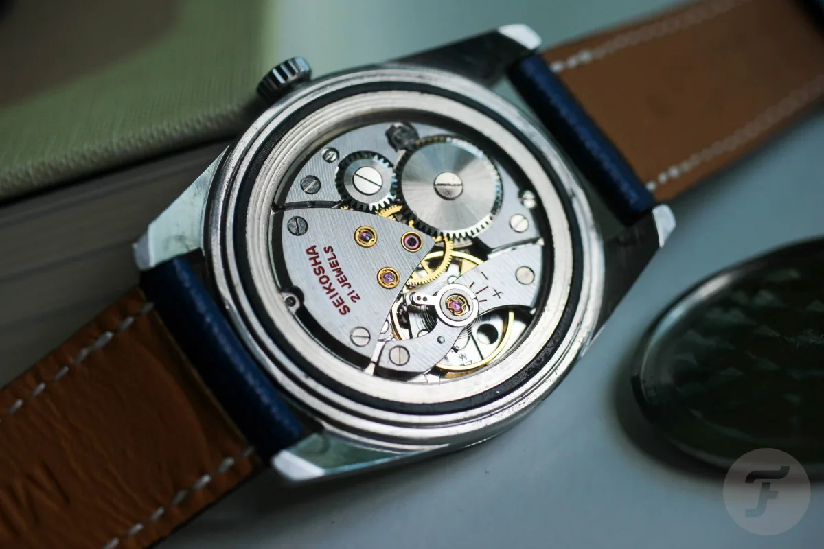 Polished indices and sunburst effect on Seiko Cronos dial