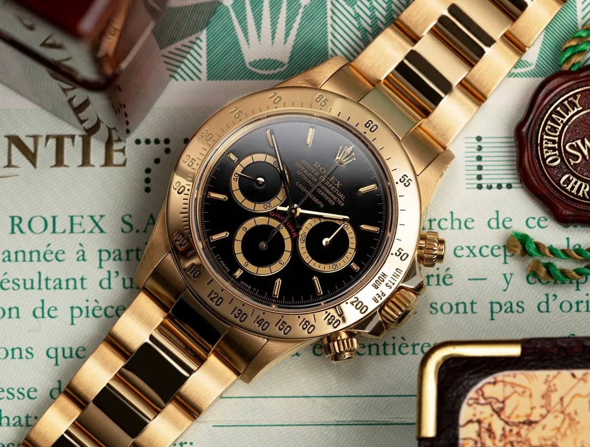 Side view of Rolex Cosmograph Daytona ref. 16528