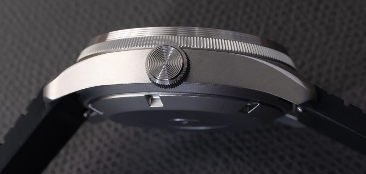 Peren Regia X watch side view showing bezel