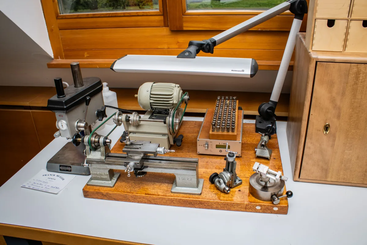 Polishing machines at Watchland