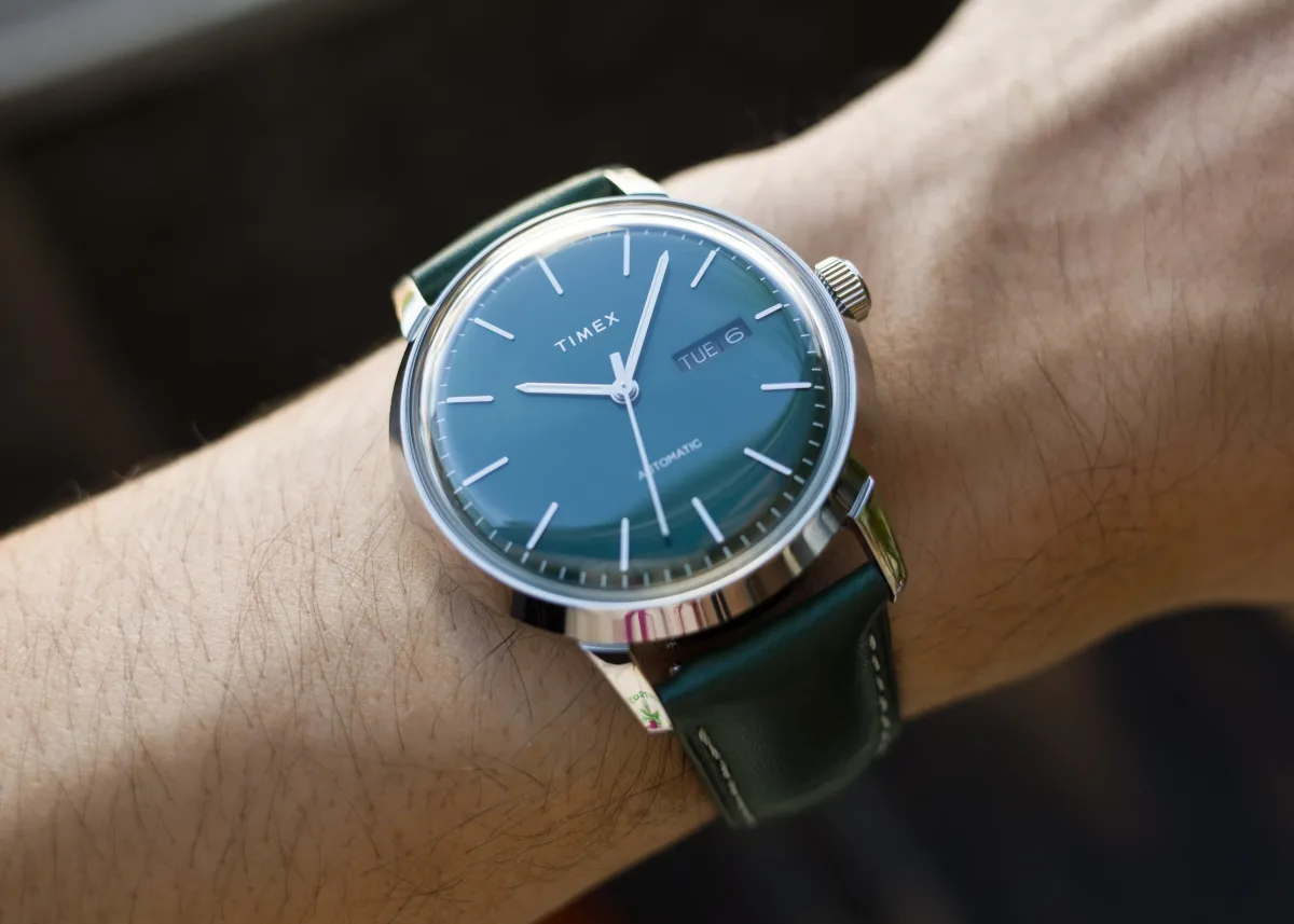 Fashion watch displaying time