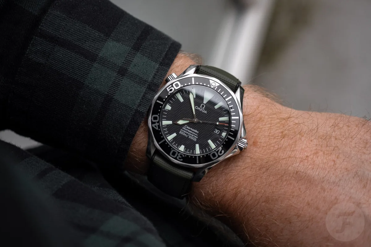 Omega Seamaster Professional 300M 2254.50 close-up