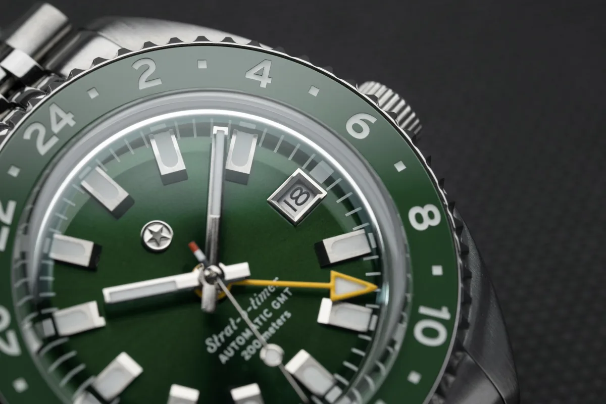 Ceramic bezel insert with Super-LumiNova markers