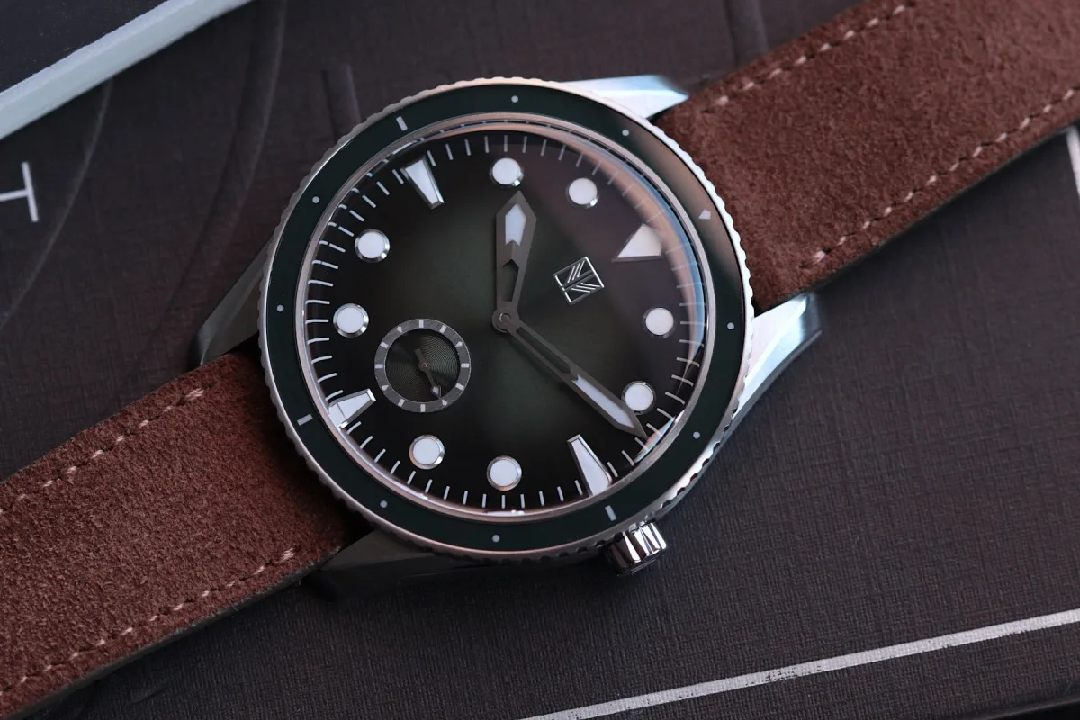Side view of Milléchron Monarque M case and bezel