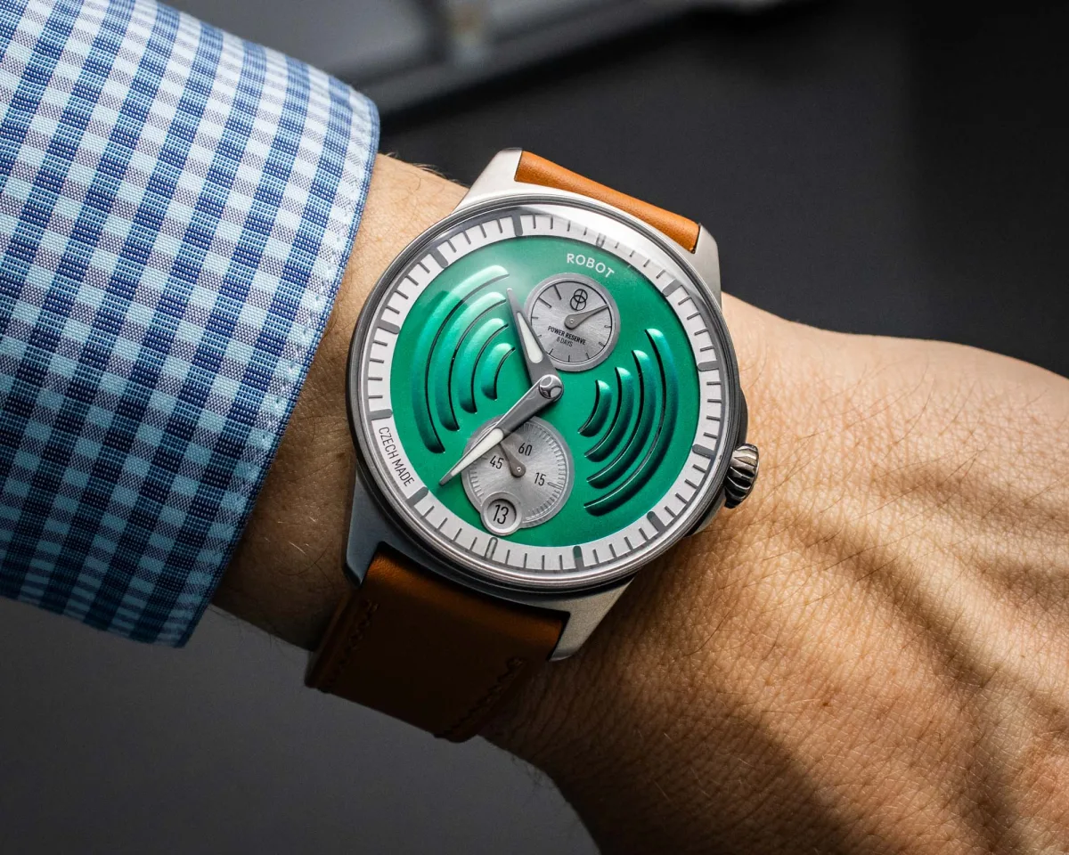 Robot Aerodynamic watch with smooth titanium finish