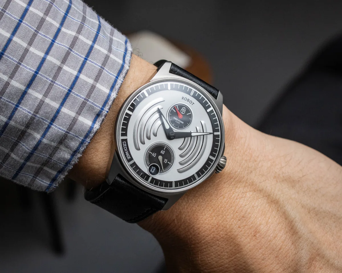Robot Aerodynamic watch with Titanium Green dial