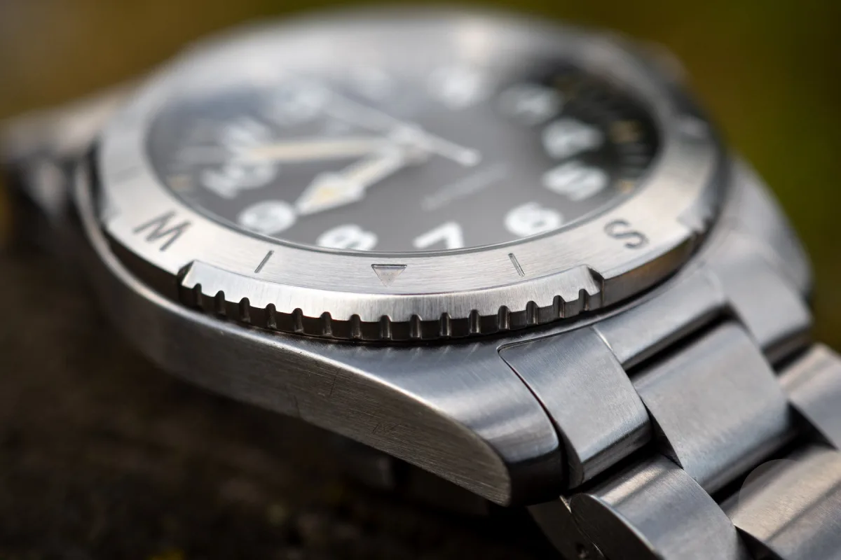Hamilton Khaki Field Expedition compass bezel function demonstration