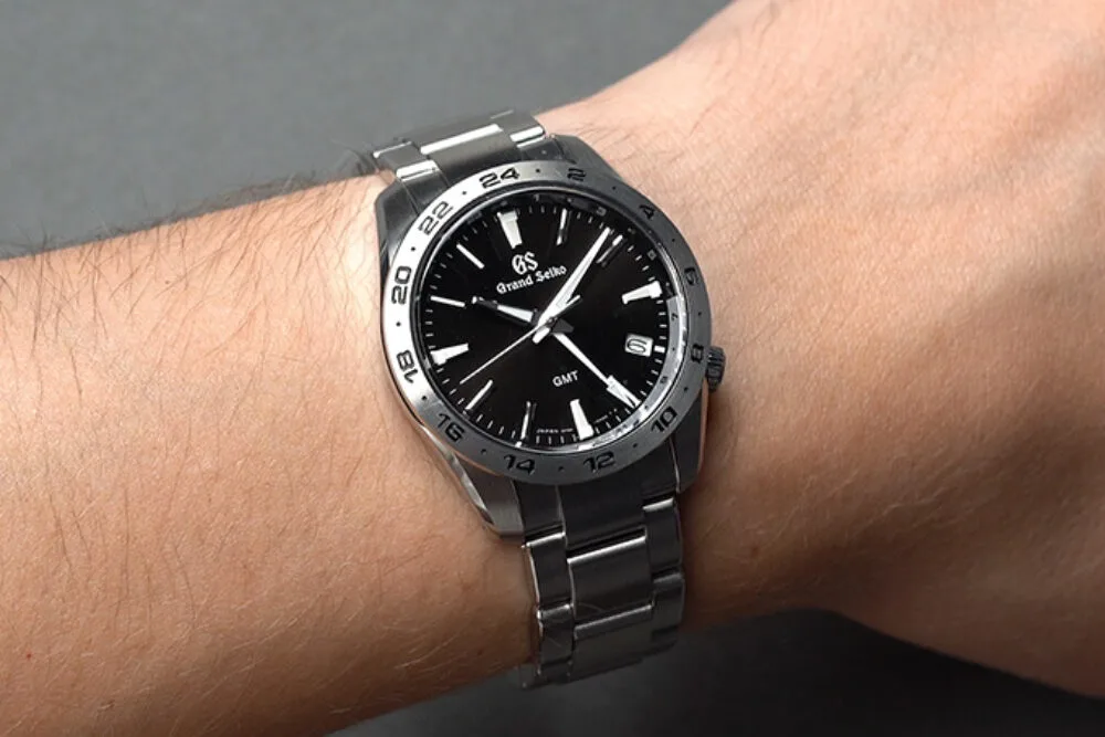 Grand Seiko SBGN027 with fixed bezel and three-link bracelet